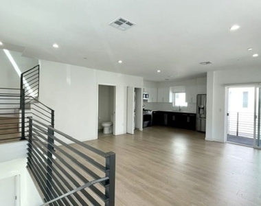 5230 Satsuma Avenue - Photo Thumbnail 5