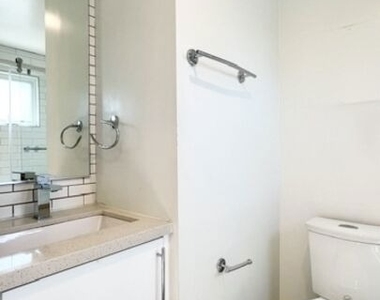 5230 Satsuma Avenue - Photo Thumbnail 15