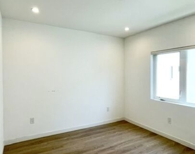 5230 Satsuma Avenue - Photo Thumbnail 20