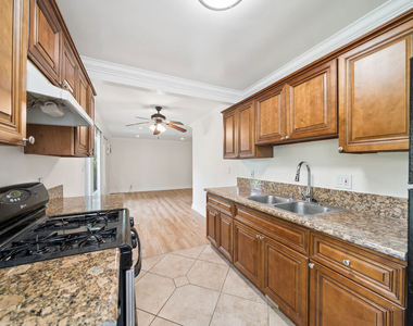 1215 N Hayworth Avenue - Photo Thumbnail 4