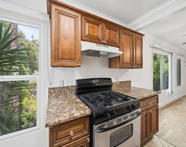 1215 N Hayworth Avenue - Photo Thumbnail 5