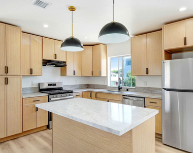 1435 S Hayworth Avenue - Photo Thumbnail 2