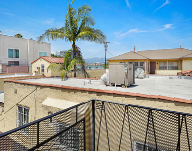 1435 S Hayworth Avenue - Photo Thumbnail 9