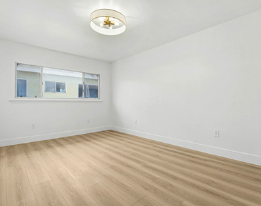 1435 S Hayworth Avenue - Photo Thumbnail 8