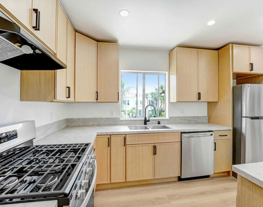 1435 S Hayworth Avenue - Photo Thumbnail 3
