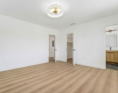 1435 S Hayworth Avenue - Photo Thumbnail 6