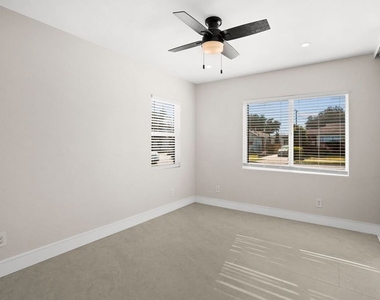 7806 Wellsford Avenue - Photo Thumbnail 6