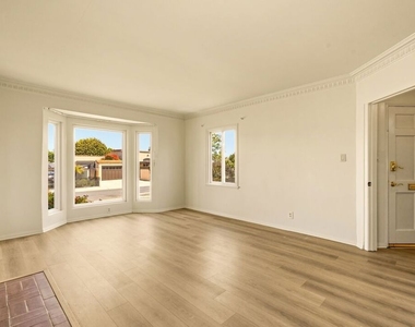 7407 Naylor Avenue - Photo Thumbnail 2