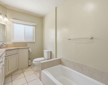 7407 Naylor Avenue - Photo Thumbnail 9