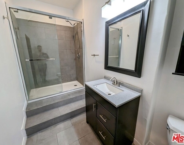 312 W 5th Street - Photo Thumbnail 8