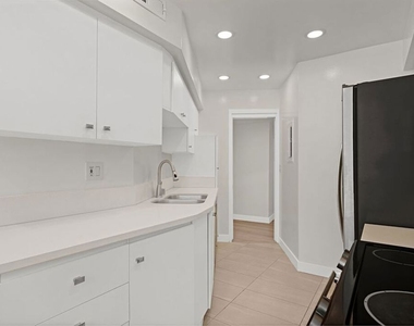 7250 Franklin Avenue - Photo Thumbnail 3
