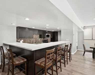 7250 Franklin Avenue - Photo Thumbnail 43