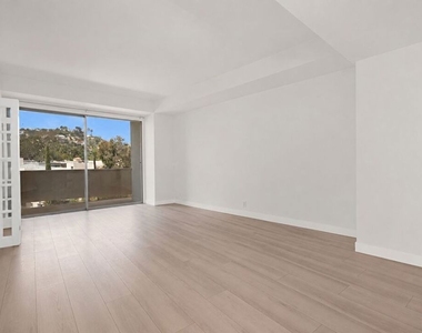 7250 Franklin Avenue - Photo Thumbnail 10