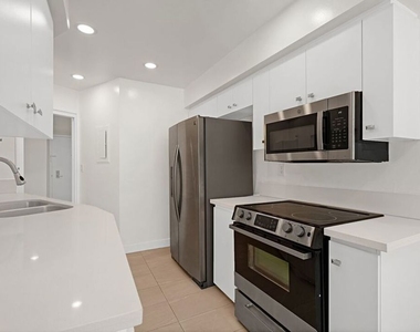 7250 Franklin Avenue - Photo Thumbnail 2