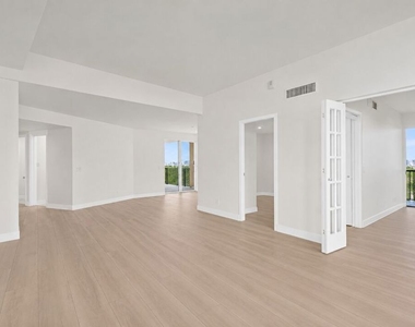 7250 Franklin Avenue - Photo Thumbnail 7