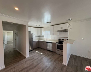 6821 Ben Avenue - Photo Thumbnail 3