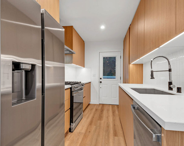 950 Havenhurst Drive - Photo Thumbnail 4