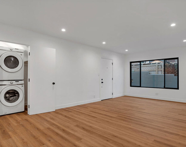 950 Havenhurst Drive - Photo Thumbnail 3