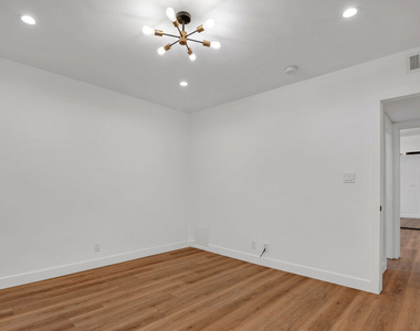 950 Havenhurst Drive - Photo Thumbnail 21
