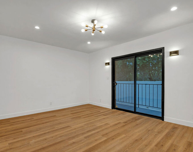 950 Havenhurst Drive - Photo Thumbnail 9