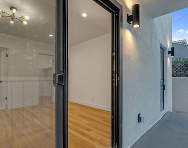 950 Havenhurst Drive - Photo Thumbnail 17