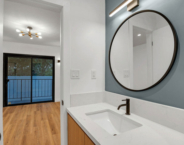 950 Havenhurst Drive - Photo Thumbnail 16