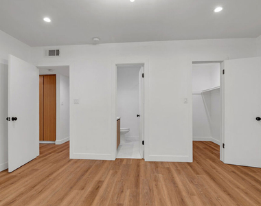 950 Havenhurst Drive - Photo Thumbnail 12