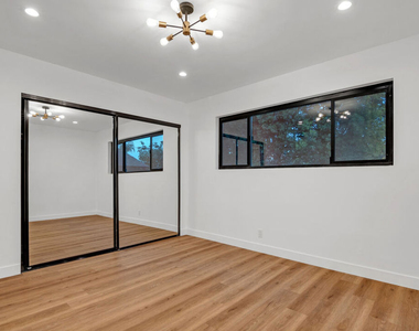950 Havenhurst Drive - Photo Thumbnail 20