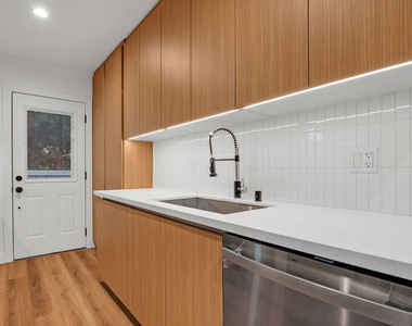 950 Havenhurst Drive - Photo Thumbnail 7