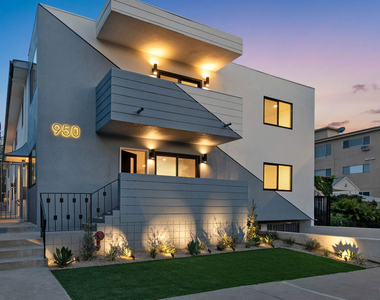 950 Havenhurst Drive - Photo Thumbnail 2