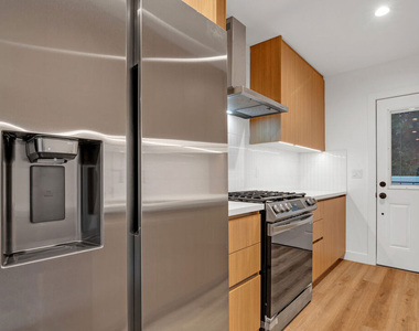 950 Havenhurst Drive - Photo Thumbnail 8