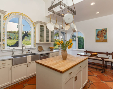 3453 Coast View Drive - Photo Thumbnail 10