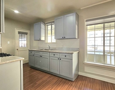 1020 S Norton Avenue - Photo Thumbnail 6