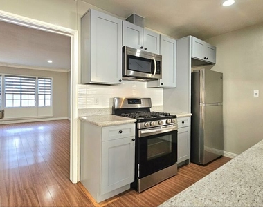 1020 S Norton Avenue - Photo Thumbnail 7