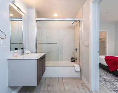 917 S Berendo Street - Photo Thumbnail 10