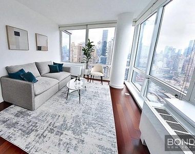 West 42nd Street - Photo Thumbnail 4
