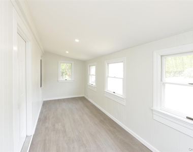 7 Pioneer Avenue - Photo Thumbnail 6