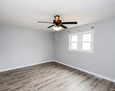 52 Huron Street - Photo Thumbnail 14