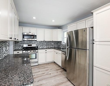 52 Huron Street - Photo Thumbnail 9