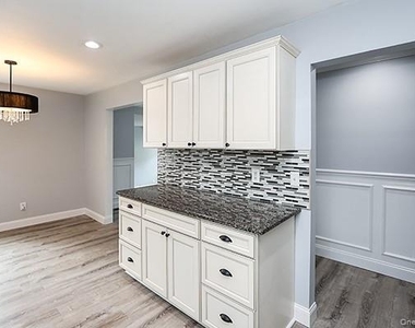 52 Huron Street - Photo Thumbnail 13
