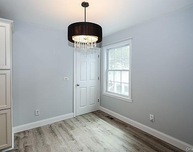 52 Huron Street - Photo Thumbnail 7