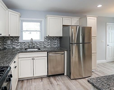 52 Huron Street - Photo Thumbnail 12