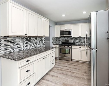 52 Huron Street - Photo Thumbnail 11