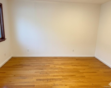 4033 191st Street - Photo Thumbnail 6