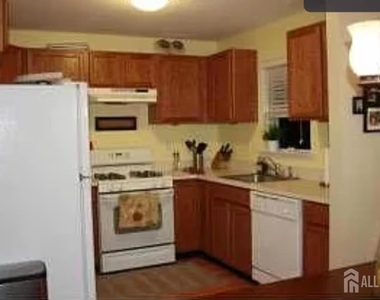 36-b 36 B Henry St Street - Photo Thumbnail 4