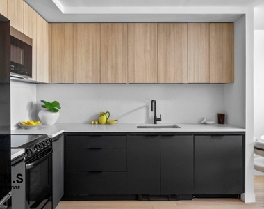 11 Ocean Parkway - Photo Thumbnail 7