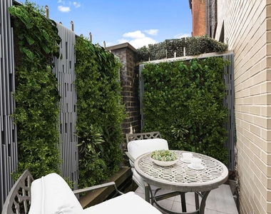 505 W 47th Street - Photo Thumbnail 3