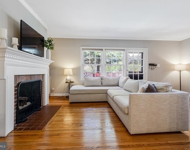 6806 Melrose Drive - Photo Thumbnail 8