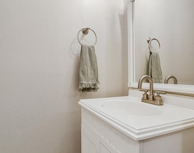 6806 Melrose Drive - Photo Thumbnail 12