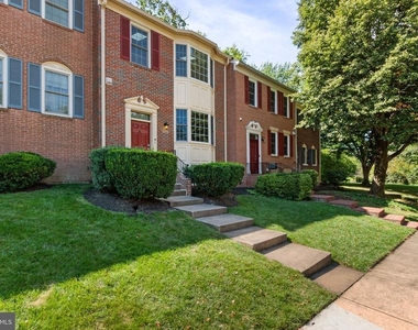 6860 Williamsburg Pond Court - Photo Thumbnail 2